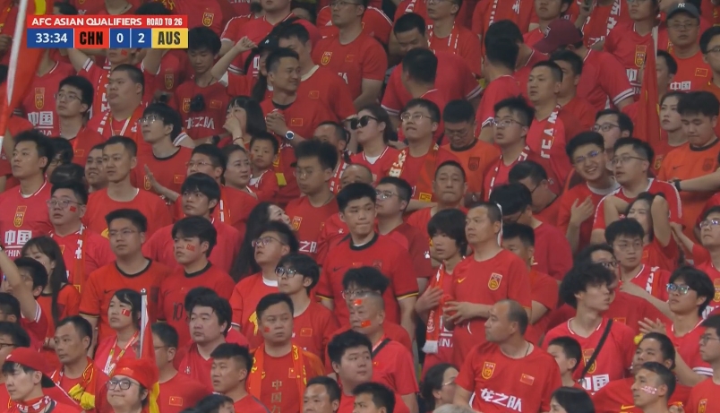  懵了...国足连丢两球&黄政宇王大雷低级失误，看台球迷眼神茫然